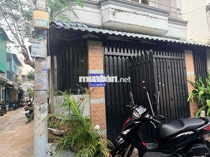 CC bán nhà lô góc hẻm hông rộng, xe hơi đậu trước nhà, đối diện trống