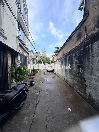 CC bán nhà lô góc hẻm hông rộng, xe hơi đậu trước nhà, đối diện trống