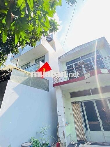 BÁN ĐẤT TẶNG NHÀ - TRỤC PHẠM VĂN ĐỒNG - HẺM Ô TÔ - 100m2 - 4.8 TỶ