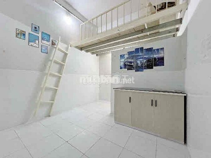 Phòng duplex, kệ bếp đang trống ngay Phạm Văn Chiêu