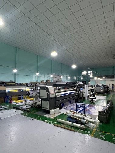 Nhân viên đứng máy in kĩ thuật số