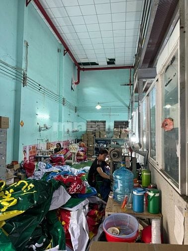 Nhân viên đứng máy in kĩ thuật số