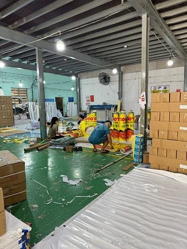 Nhân viên đứng máy in kĩ thuật số