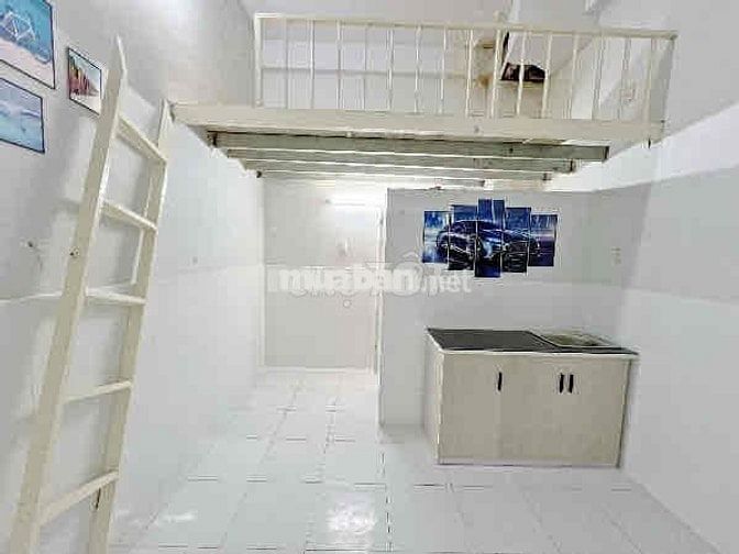 Phòng duplex, kệ bếp đang trống ngay Phạm Văn Chiêu