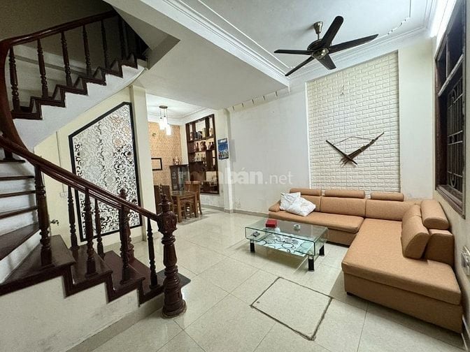Cho thuê nhà riêng 3 tầng tại ngõ 13 đường Lĩnh Nam, phường Vĩnh Tuy, 