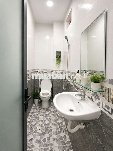 Nhà đẹp 2 máy lạnh wc riêng từng phòng