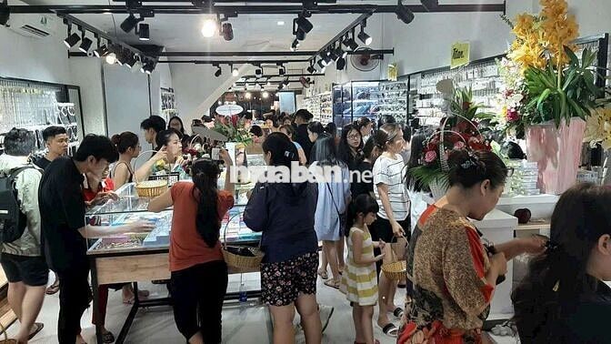 NHÂN VIÊN BÁN HÀNG PHỤ KIỆN THỜI TRANG