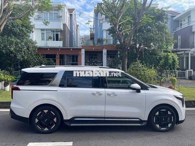 Kia Carnival 2025 2.2 Signature Trắng 38.000 km