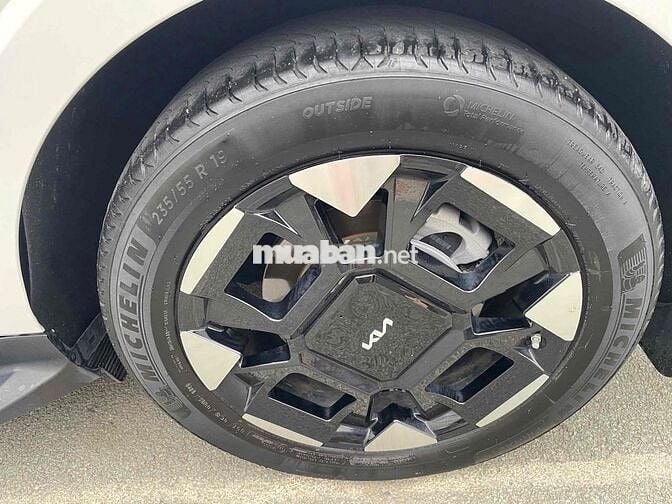 Kia Carnival 2025 2.2 Signature Trắng 38.000 km