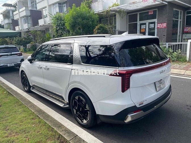 Kia Carnival 2025 2.2 Signature Trắng 38.000 km