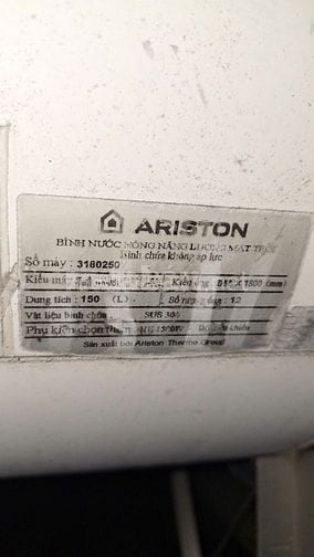 Dàn nước nóng NLMT Ariston 150L giá siêu rẻ