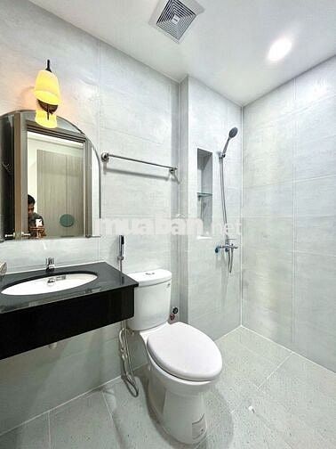 Căn studio - Ban công - Full nội thất - Máy giặt riêng - Thang máy 
