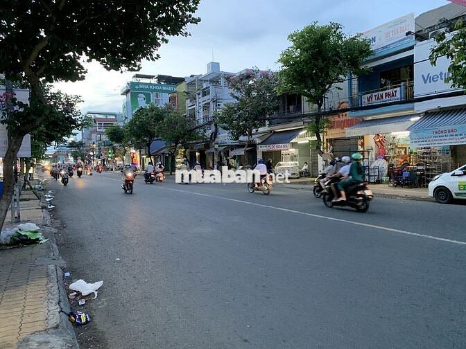 8.5m mặt tiền đường Đinh Bộ Lĩnh, cách cầu Quay 100m.