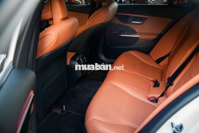 Mercedes C200 Avantgarde V2 2025 8000 km Trắng