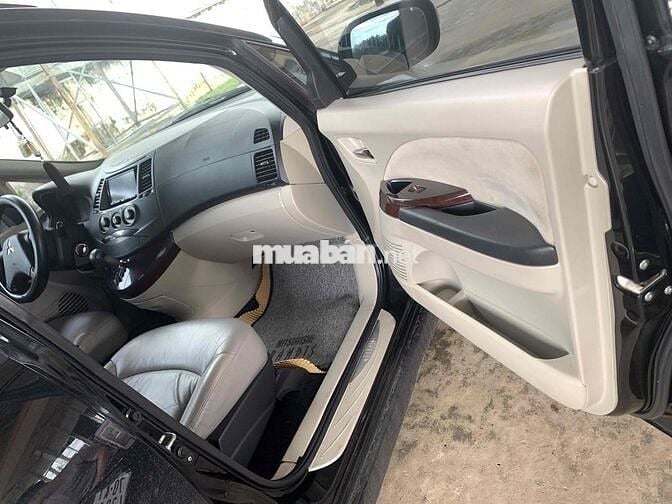 Mitsubishi Grandis 7 chỗ Xăng đen
