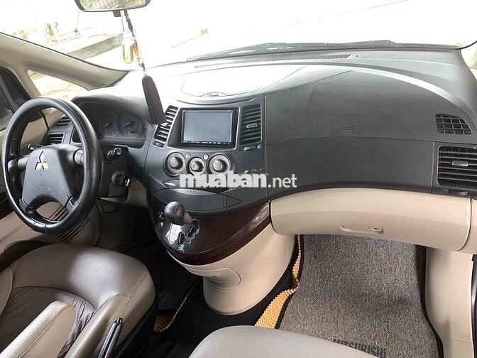 Mitsubishi Grandis 7 chỗ Xăng đen
