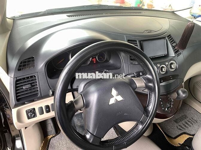 Mitsubishi Grandis 7 chỗ Xăng đen