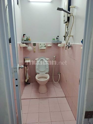 Cho thuê căn hộ chung cư lầu 1, mặt tiền đường Trần Hưng Đạo B, Quận 5