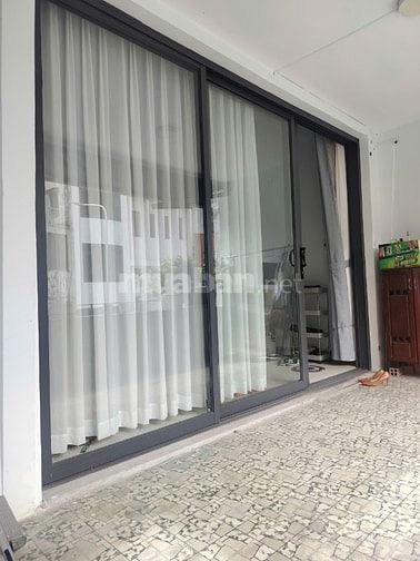 Cho thuê căn hộ chung cư lầu 1, mặt tiền đường Trần Hưng Đạo B, Quận 5