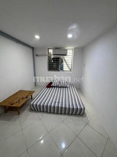 Cho thuê căn hộ chung cư lầu 1, mặt tiền đường Trần Hưng Đạo B, Quận 5