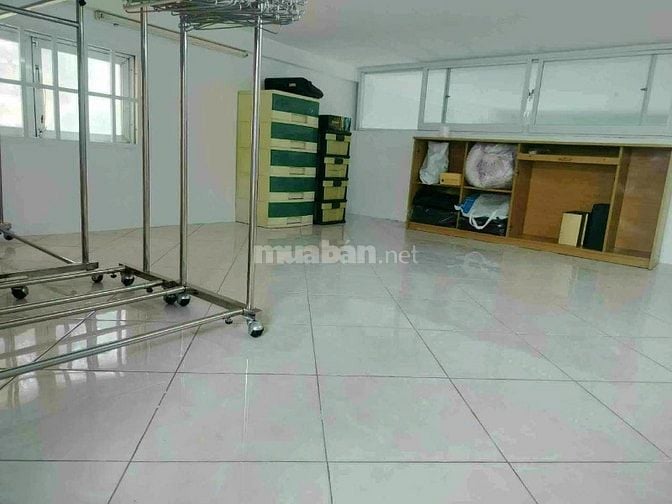 Cho thuê căn hộ chung cư lầu 1, mặt tiền đường Trần Hưng Đạo B, Quận 5