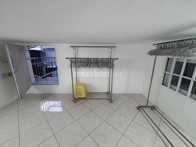 Cho thuê căn hộ chung cư lầu 1, mặt tiền đường Trần Hưng Đạo B, Quận 5