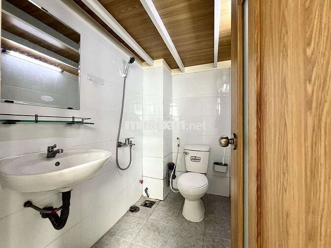 Gác ban công full nội thất - có thang máy - thoáng sáng - mới xây