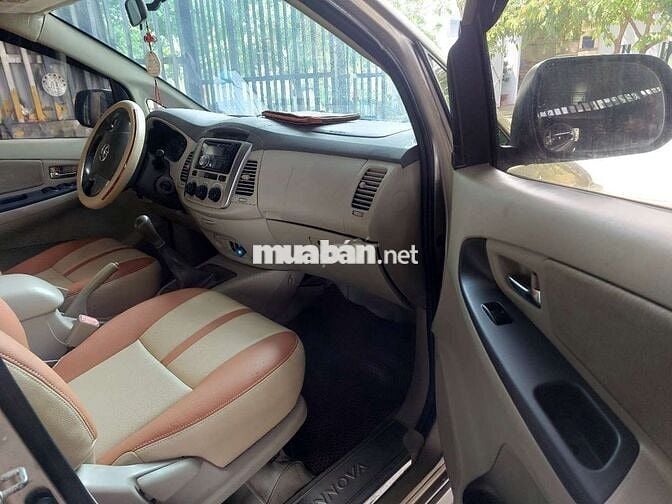 Toyota Innova 2014 Vàng cát 8 chỗ