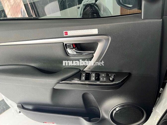 Toyota Fortuner 2.4G Số tự động 2024 Trắng