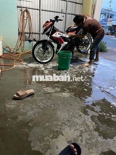 Honda Sonic 2020 đỏ đen đang dán keo repsol