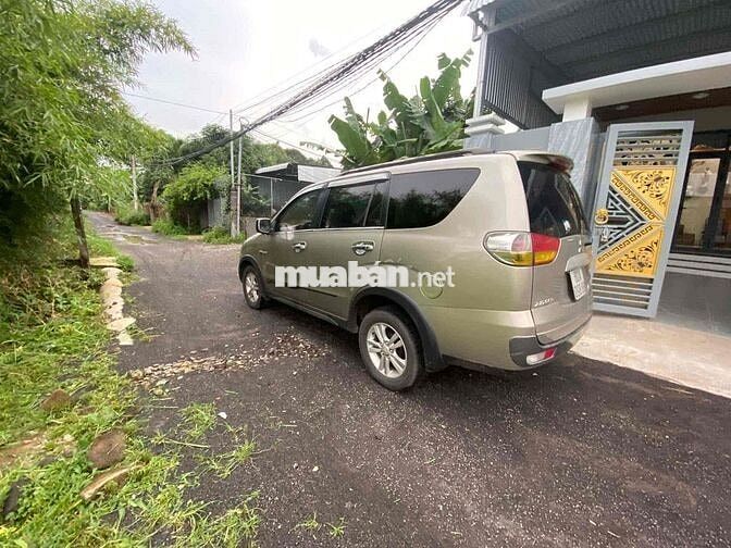 Mitsubishi Zinger 8 chỗ số sàn Vàng cát