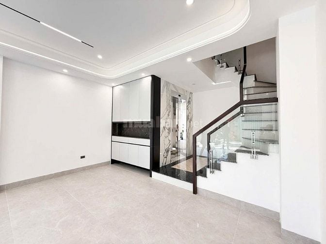 Bán nhà Lạc Long Quân, xây 7 tầng thang máy, có vỉa hè, đường ô tô