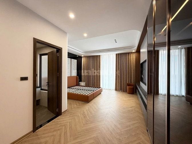 Bán nhà Lạc Long Quân, xây 7 tầng thang máy, có vỉa hè, đường ô tô