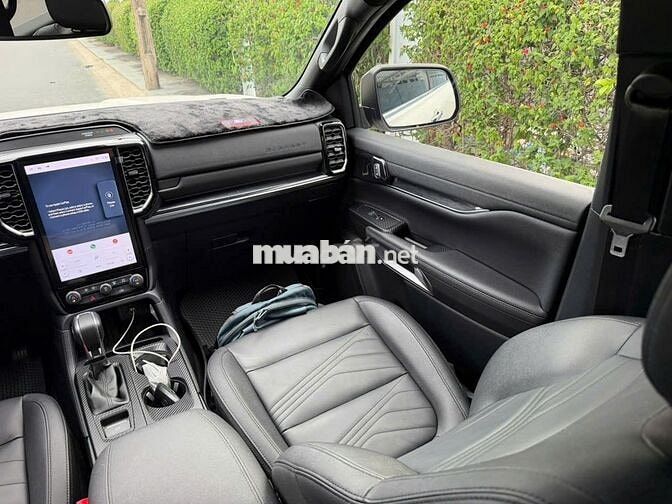 Ford Everest Titanium 2025 Trắng 14.000 KM