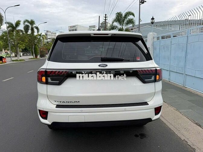 Ford Everest Titanium 2025 Trắng 14.000 KM