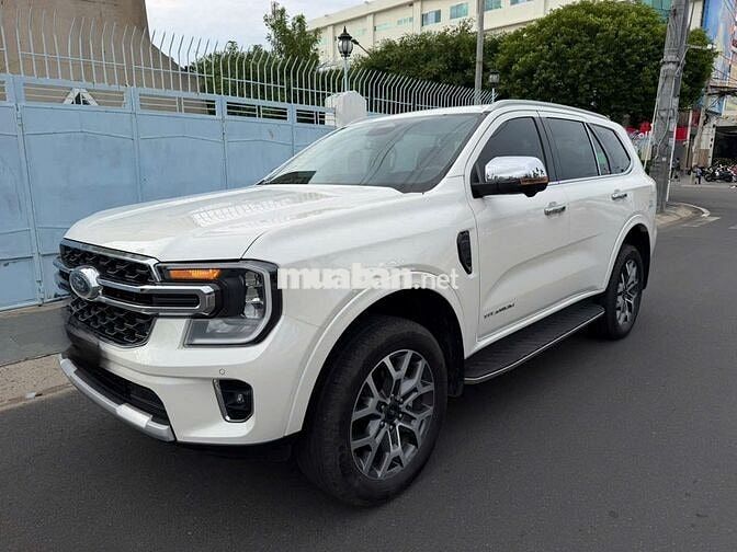 Ford Everest Titanium 2025 Trắng 14.000 KM