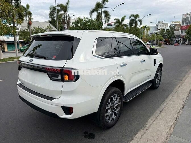 Ford Everest Titanium 2025 Trắng 14.000 KM