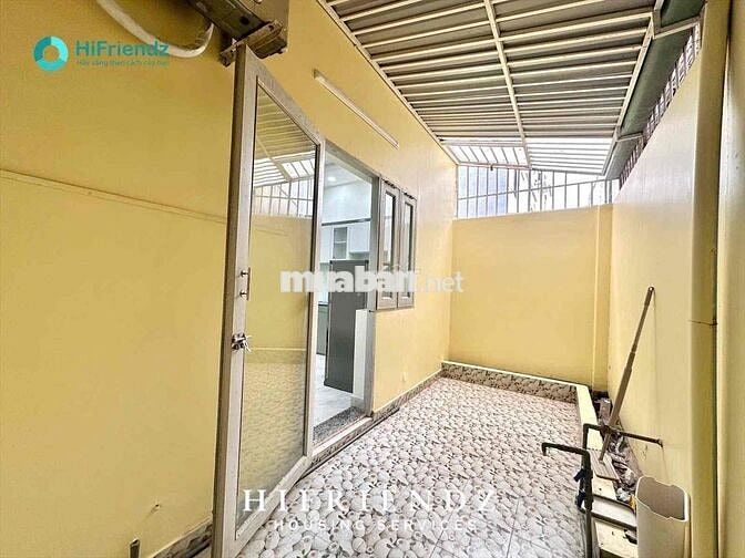 STUDIO / CỬA SỔ + BAN CÔNG / GẦN TRƯỜNG ĐẠI HỌC / FULL NỘI THẤT