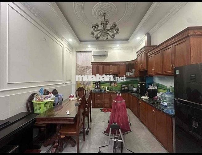 cần bán nhà mặt tiền đường số 8 , full nội thất cao cấp