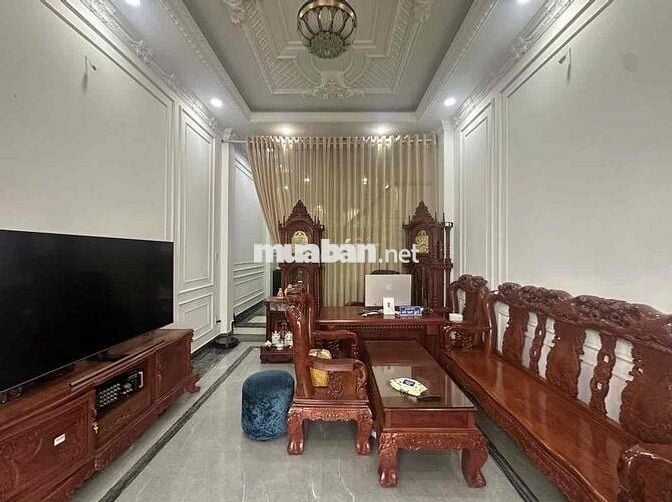 cần bán nhà mặt tiền đường số 8 , full nội thất cao cấp