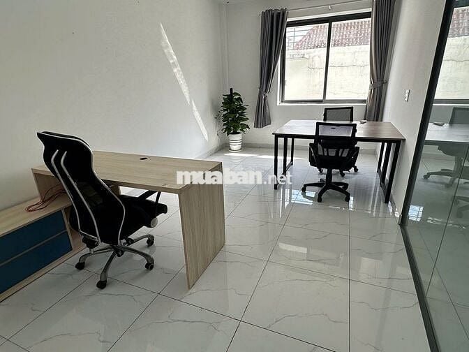 Văn phòng Vạn Phúc 15m2, sẵn nội thất, có m.lạnh, hầm xe. Giá 4,5 tr
