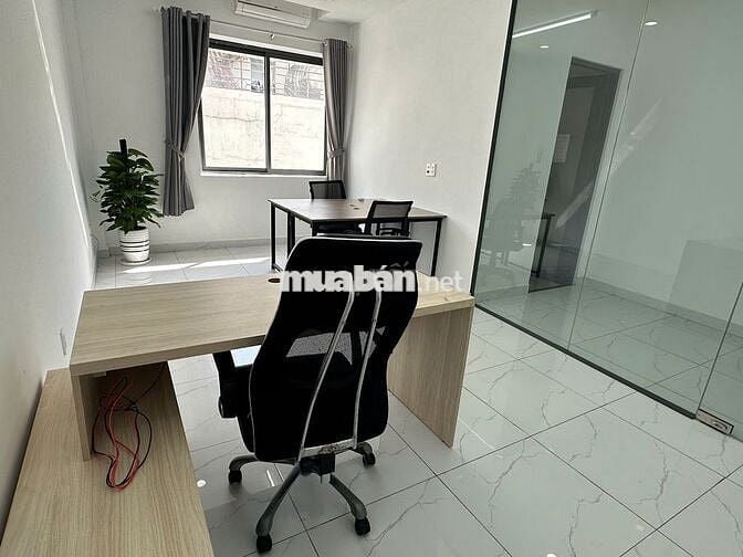 Văn phòng Vạn Phúc 15m2, sẵn nội thất, có m.lạnh, hầm xe. Giá 4,5 tr