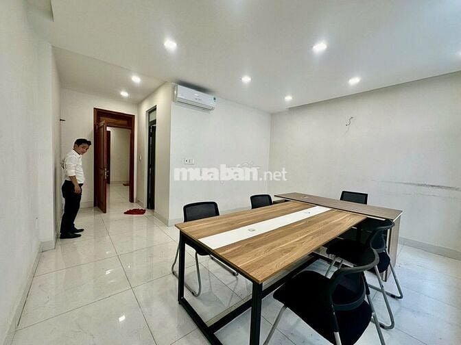 Văn phòng Vạn Phúc 20m2 sẵn nội thất, có máy lạnh, hầm xe. Giá 6 tr