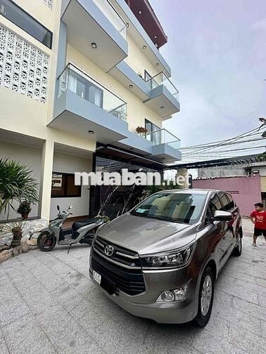 Toyota Innova 7 chỗ màu Xám