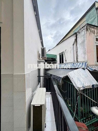 Hẻm 1sẹt Hoà Bình.  dt 44m2 .nhà rộng rãi. tặng full nội thất mới.