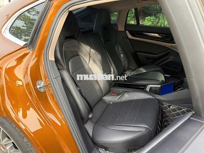 Porsche Panamera màu độc bản vàng madeira  Sx 2024