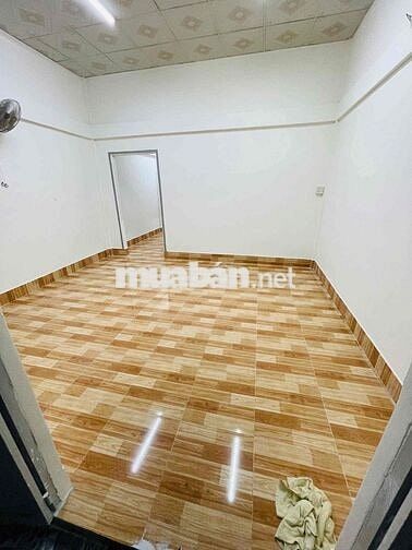 Nhà 5x30m 2 máy lạnh gần sân vận động QK9