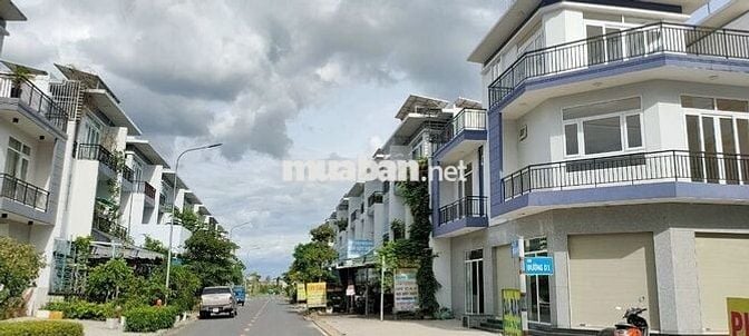 Chính chủ Cần bán căn nhà phố ba tầng, view đẹp, Đức Hoà, Long An