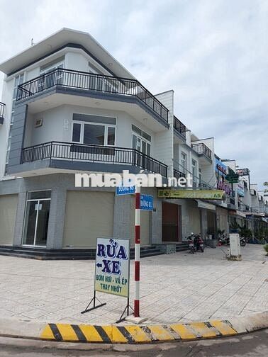 Chính chủ Cần bán căn nhà phố ba tầng, view đẹp, Đức Hoà, Long An