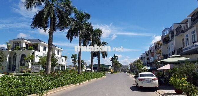 Chính chủ Cần bán căn nhà phố ba tầng, view đẹp, Đức Hoà, Long An